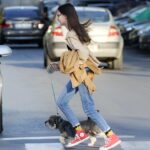 Cane che segue il padrone in casa, simboleggiando affetto e bisogno di compagnia.