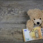 Bonifico tra genitori e figli con evidenza della causale per evitare sanzioni fiscali.