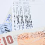 Uomo anziano felice mentre riceve informazioni sul bollo auto in un ufficio pubblico.