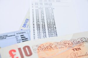 Uomo anziano felice mentre riceve informazioni sul bollo auto in un ufficio pubblico.