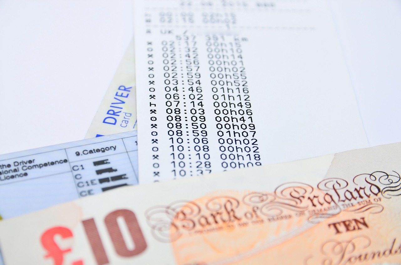 Uomo anziano felice mentre riceve informazioni sul bollo auto in un ufficio pubblico.